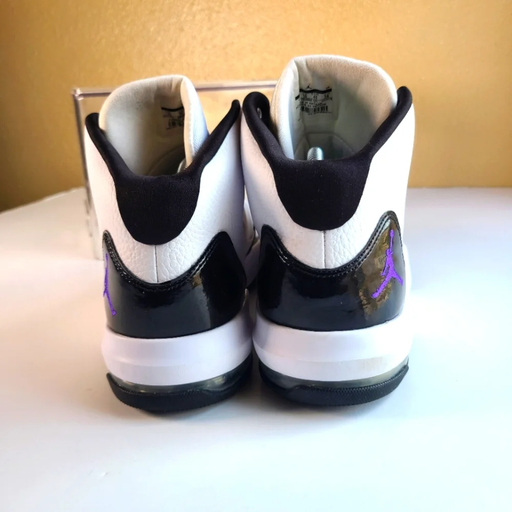 Air Jordan Max Aura Basketball Shoes White/Black AQ9084-121 Men Size 11.